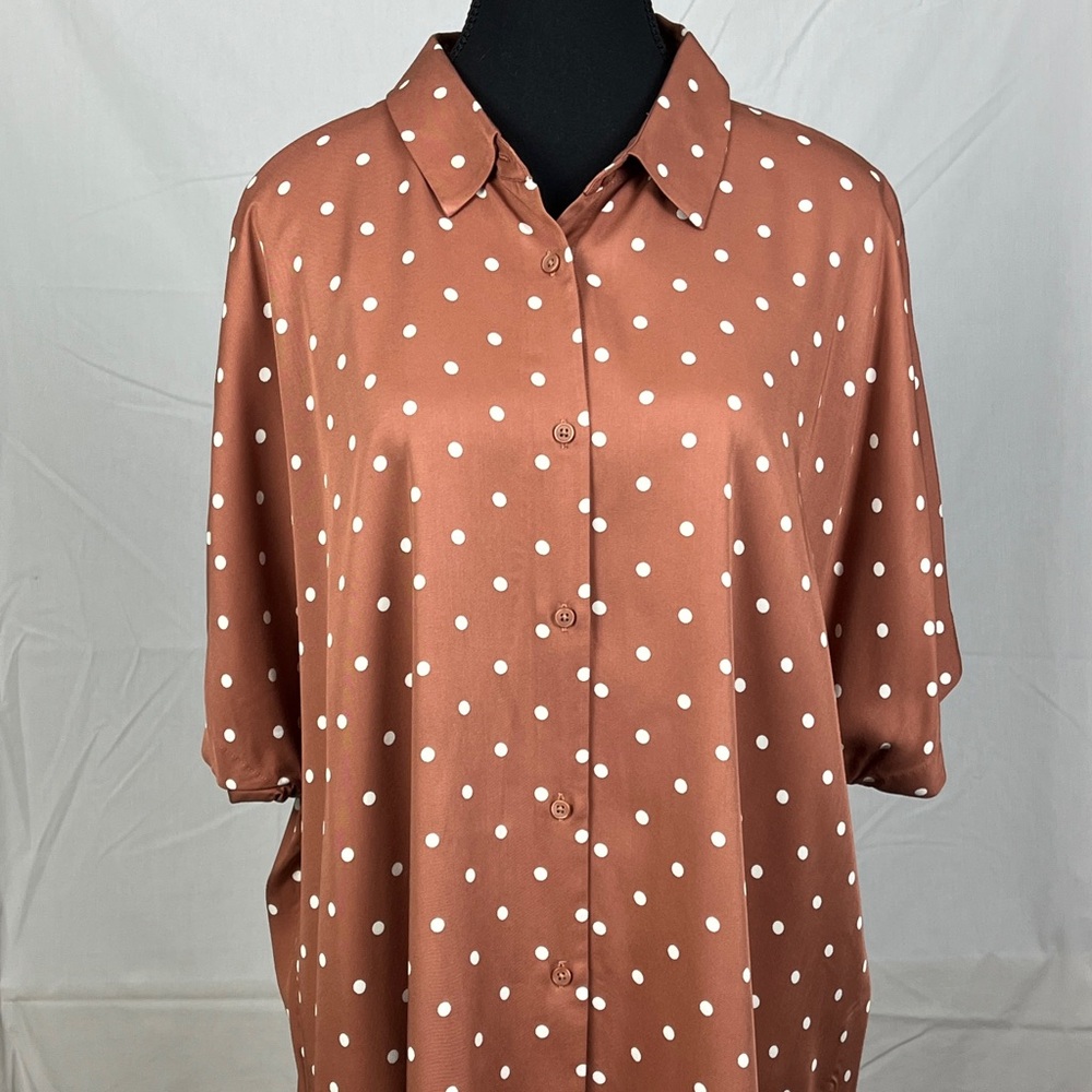 Uniqlo Top  Rust with White Polka Dots Size  XL